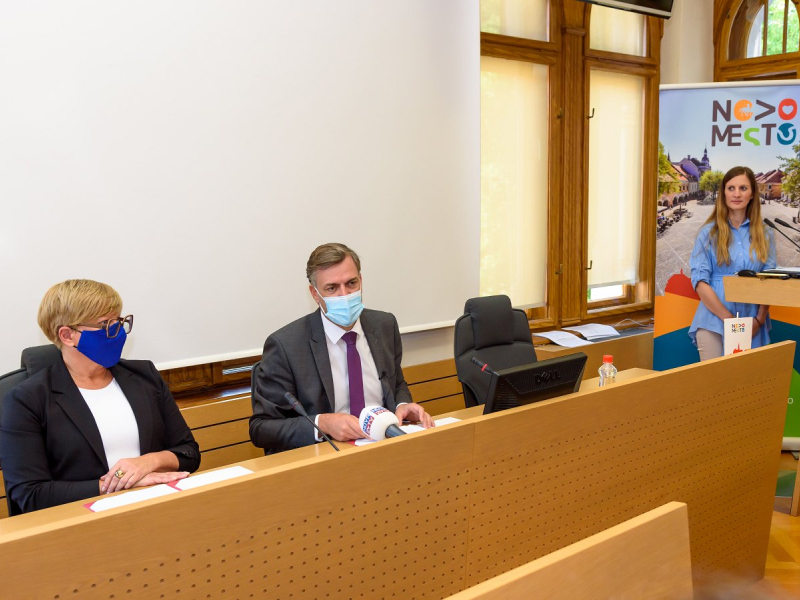 Govorniki na konferenci